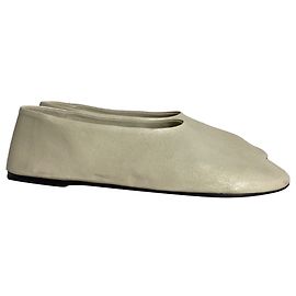 Khaite As sapatilhas Marcy em couro branco Branco Cru