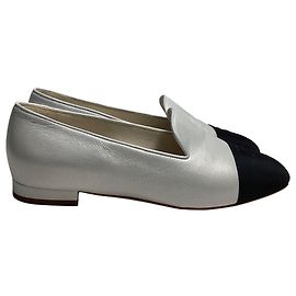 Bailarinas de cuero plateado con logo CC entrelazado de Chanel Plata