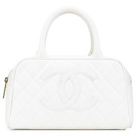 Bolsa de boliche Chanel White CC em caviar matelassado Branco