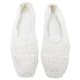 Os sapatos planos de tecido de crochê Ballet da The Row 2024 Branco