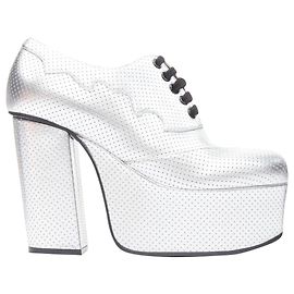 Gucci Otis metallische klobige Plattform-Blockabsatz-Stiefelette Mule Silber Metallisch