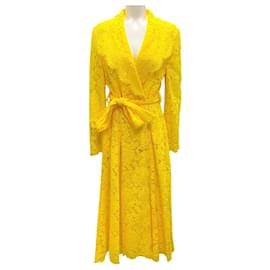 Dolce & Gabbana-Dolce & Gabbana Yellow DG Logo Buttoned Floral Cordonetto Lace Trench Coat-Yellow