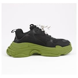 Balenciaga-Balenciaga Triple S Polyester and Polyurethane in Black x Red, Size 43 EU-Red