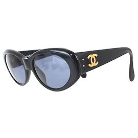 Óculos de sol ovais pretos com logo CC dourado Chanel 05974 Preto Dourado
