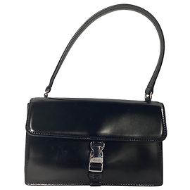 Bolsa de Ombro Staud Jackie com Fivela em Couro de Bezerro Preto Preto