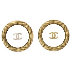 Brincos de clipe em concha redonda Chanel Coco Dourado