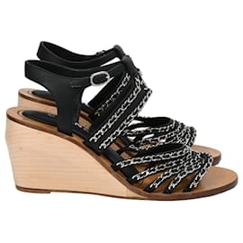 Chanel-Sandales à talons compensés en cuir d'agneau noir matelassé avec chaîne Chanel-Noir