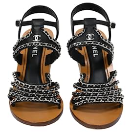 Chanel-Sandales à talons compensés en cuir d'agneau noir matelassé avec chaîne Chanel-Noir