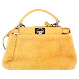 Borsa Fendi Mini Peekaboo in shearling di pecora gialla Giallo