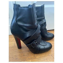 Botas pretas de salto com faixa de cinto Christian Louboutin Outro