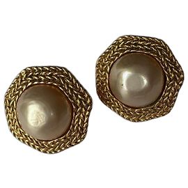 Orecchini vintage in perle finte a forma di eptagono Chanel, modello grande Gold hardware