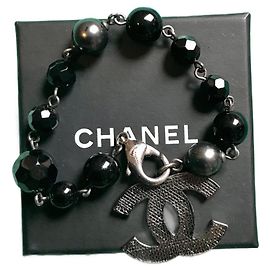 Bracciale in metallo con perle con logo iconico CC in argento Chanel Nero Argento