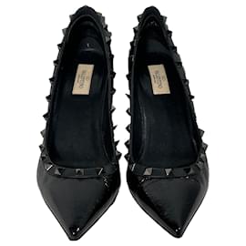 Valentino Garavani- Valentino Garavani Rockstud Pointed Pumps in Black Leather-Black