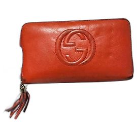 GUCCI Cartera con cremallera Soho en piel de ternera granulada roja Roja