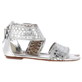Alaïa Mesh Flache Sandalen aus silbernem Leder Silber