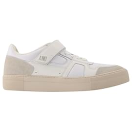 Ami-Low-Top ADC Sneakers in White Leather-White