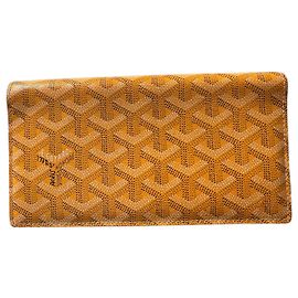 Magnificent Goyard Wallet, yellow color. Yellow