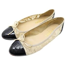 Chanel-CHAUSSURES CHANEL BALLERINES LOGO CC BRODERIE & CUIR VERNIS 40 BOITE SHOES-Écru