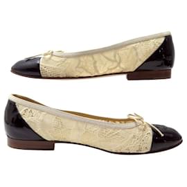Chanel-CHAUSSURES CHANEL BALLERINES LOGO CC BRODERIE & CUIR VERNIS 40 BOITE SHOES-Écru