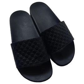 Sandali Gucci GG in pelle goffrata nera Nero
