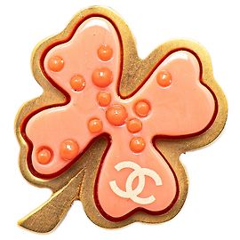 Broche en résine dorée à l'or de Chanel en forme de trèfle à quatre feuilles Doré