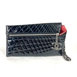Schwarze Clutch aus lackiertem Leder von Chanel Schwarz