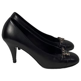 Schwarze Leder-Pumps mit CC-Kettendetail von Chanel Schwarz