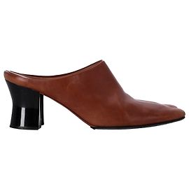 As mules de salto Adela da The Row em couro marrom Marrom Vermelho