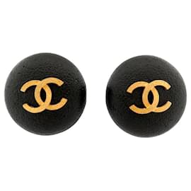 Chanel-VINTAGE CHANEL 1993 CLIP ROUND BLACK LOGO CC GOLD EARRINGS-Black
