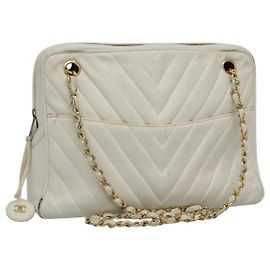 Bolsa de ombro CHANEL em couro de cordeiro branco com costura em V e corrente CC Auth bs23119 Branco