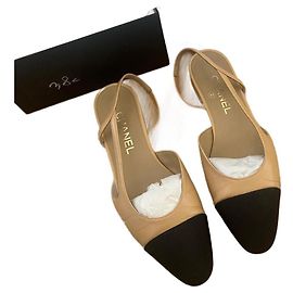 Sandálias Slingback Chanel em couro bege Bege