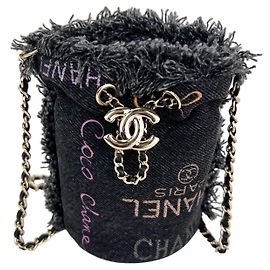 Chanel Denim gesteppter Mini-Eimer mit Kette in Schwarz Schwarz