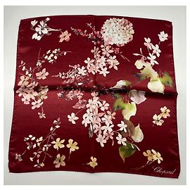 Lenço Chopard de seda flores bordô Multicor