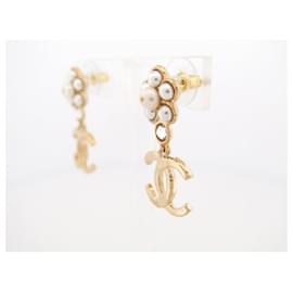 Chanel-NEUF BOUCLES D'OREILLES CHANEL LOGO CC PENDANTES PERLES & STRASS EARRINGS-Doré