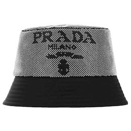 Cappello Bucket Prada Re-Nylon Nero con Borchie Nero