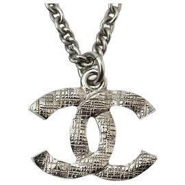 Colar de prata Chanel com pingente Prata
