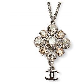 Pingente de colar prateado Chanel com a marca Coco CC Prata