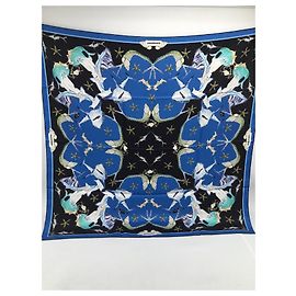 Burberry Xale de seda azul muito refinado Azul