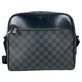 Louis Vuitton-Bolsa Dayton PM Damier Graphite Louis Vuitton-Preto