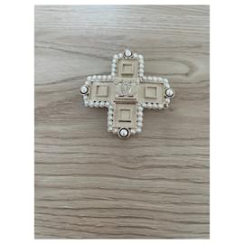 Chanel-Chanel brooch-Golden