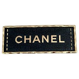 Broche Chanel Placa de Logo Ouro e Couro Dourado