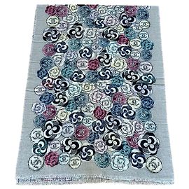 Chanel Kaschmir Schal Grau mit Kamelien Muster Grau