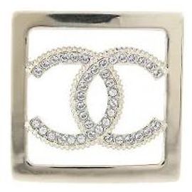 Broche Chanel metal dourado champanhe e strass quadrada Dourado
