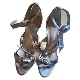 Sandálias Alexandre Birman com laço douradas em couro Dourado