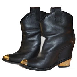 Botins Giuseppe Zanotti em couro preto e dourado Preto Dourado