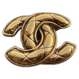 Broche Chanel CC matelassée dorée Doré