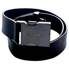 CHANEL por Karl Lagerfeld 00A 2000/2001 cinto de couro com fivela de metal escovado Marrom