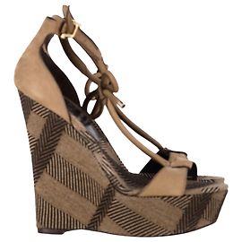 Sandali con zeppa Burberry in suede beige Beige