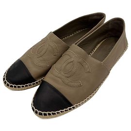 Chanel Sapatos planos de couro com bico arredondado 40 Bege Bege