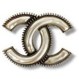 Chanel Doppel-C Brosche Perlmutt Effekt Ecru Weiß